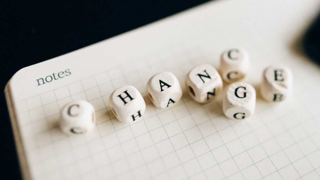 des dés qui forment les mots change et chance.